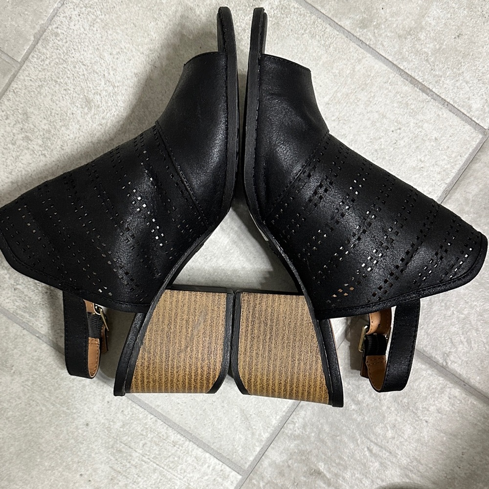 Qupid Black Cut-Out Sandals - Picture 2 of 4